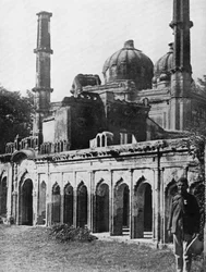 Stará mešita v Lucknow, Indie, c1920