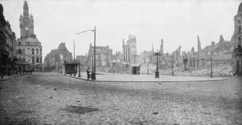 Ruiny a zvonice Douai, Francie, 1918