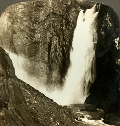 Vroucí vody mocného Voringfosu, jednoho z největších vodopádů Norska, c1905.