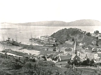 Město a přístav, Port Chalmers, Nový Zéland, 1895.