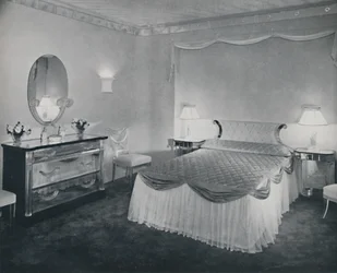 V této ložnici z roku 1942 jsou s výhodou využity zářivé kvality plexiskla.