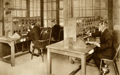 Místnost pro bezdrátový přenos na letišti Croydon, jižní Londýn, 1928, 1935.