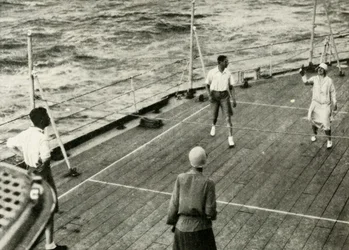 Jejich Veličenstva, ve hře o palubě Quoits na palubě H.M.S. Renomé, 1927, 1937.