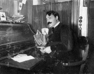 Theodore Botrel , francouzský zpěvák a skladatel, 1911