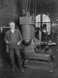 Thomas Alva Edison, americký vynálezce, se svým prvním dynamem pro výrobu elektrického světla, 80. léta 19. století
