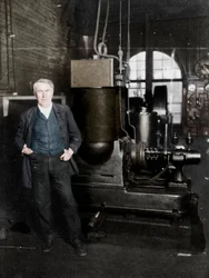 Thomas Alva Edison, americký vynálezce, se svým prvním dynamem k výrobě elektrického světla, 80. léta 19. století