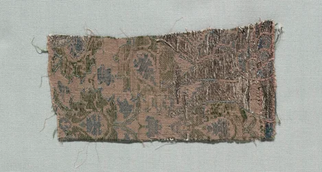 Tři fragmenty italského gotického hedvábí, 1350-1399.