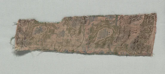 Tři fragmenty italského gotického hedvábí, 1350-1399.