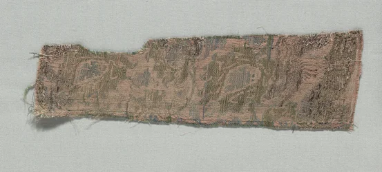 Tři fragmenty italského gotického hedvábí, 1350-1399.