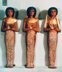 Tři postavy Shabtis neboli služebníků, pohřební předmět Tutanchamona, 18. dynastie