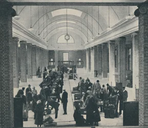 Zavazadla cestujících v Tilbury prozkoumána v prostorné nové budově, 1937