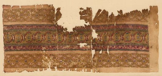 Tiraz s gilošovanými pásy, 1100s.
