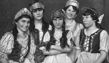 Tradiční kroje maďarských žen, Maďarsko, 1922
