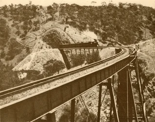 Vlak projíždějící přes viadukt, Mount Lofty Range, Jižní Austrálie, 1930.