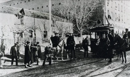 Tramvajová stávka v Madridu, civilní garda útočí na stávkující, kteří se snaží zastavit tramvaj, publikováno v časopise „Nuevo Mundo“, prosinec 1919