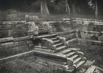 Schody ve zděném jezírku ke koupání, Anuradhapura, 1926