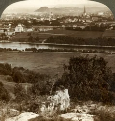 Trondhjem, jeho domy, skladiště a katedrála, mezi řekou Nid a fjordem, Norsko, 1905.