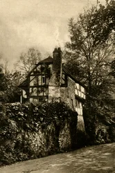 Skutečně venkovská - nádherná stará chata v Sussexu v Amberley, 1920.