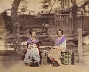 [Dvě Japonky sedící na lavičce], 70. léta 19. století.