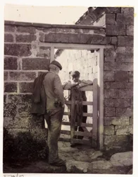 Dva muži mluví u brány, c 1905