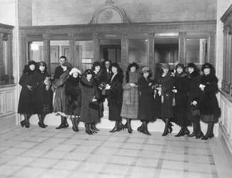 Spojené státy americké: kolem roku 1926 Skupina žen stojící u okének 