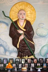 Van Hanh zen buddhistický klášter. Buddhistický mnich nad vietnamským oltářem pro předky. Uctívání mrtvých. Dalat. Vietnam