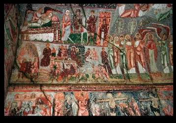 Klenba a stěna ve vchodu, byzantská, pravděpodobně kolem 10. století (foto)