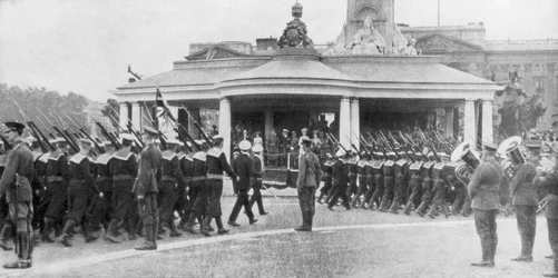 Přehlídka vítězství kolem památníku Viktorie a Buckinghamského paláce, Londýn, 19. července 1919