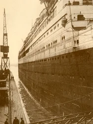Pohled na pravobok Majestic, když vstoupila do plovoucího suchého doku, c1930.
