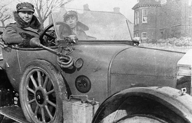 Dobrovolné řidičky ve Wolseley, darované na válečné úsilí, Cambridge, první světová válka, 1915