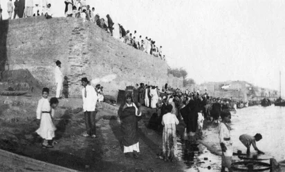 Čekání na příjezd vojenských člunů, řeka Tigris, Bagdád, Irák, 1917-1919