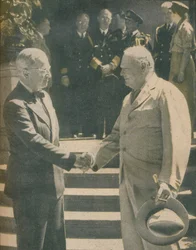 Vřelé podání ruky mezi premiérem a prezidentem, 1945