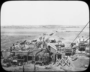 Mytí vybavení a podlah v dole, Jižní Afrika, c1890