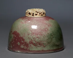 Hrnec na vodu s víkem ze slonoviny, 1662-1722.
