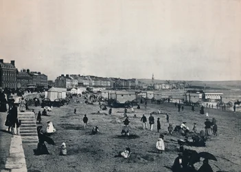 Weymouth - Celkový pohled na město a pláž, 1895