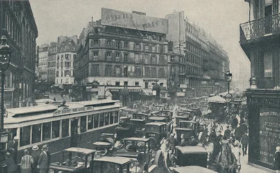 Proč Paříž potřebuje neustálé plánování: Dopravní blok na hlavní ulici, c1935