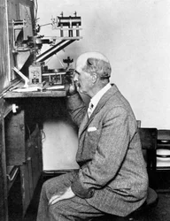 William Henry Bragg , anglický fyzik, počátek 20. století