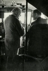 Winston Churchill mluví s kapitánem Shakespearem z létajícího člunu Berwick, c1939-c1944 1946.