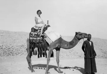 Žena na velbloudím turné, Egypt, 20. až 30. léta 20. století