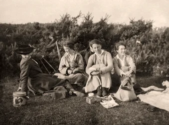 Ženy užívající si piknik, 20. století