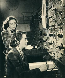 Ženy převzaly mužskou práci. Řídicí místnost BBC jako program běží na vysílání 1942.