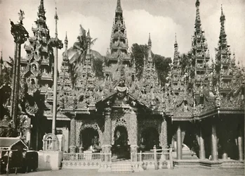 Dřevo vyřezávané svatyně se skleněnou mozaikou fungují v pagodě Shwedagon, Yangon, 1900.