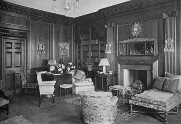 Dřevěné výrobky ze staré anglické místnosti v knihovně, dům slečny Anne Morganové, New York City, 1924.