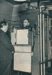 Rentgenový přístroj používaný pro vyšetřování případů podezření na onemocnění srdce nebo plic, c1935 c1937
