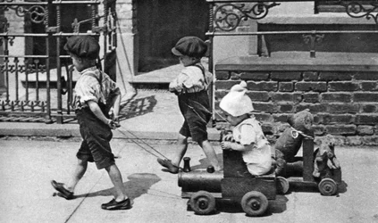 Malé děti hrající si na ulici, Londýn, 1926-1927