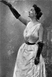 Yvette Guilbert , francouzská kabaretní zpěvačka a herečka, 1913