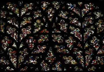 Abstraktní vzory fragmentů barevného skla ze 13. století v okně Bishops eye window, jižní růže