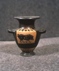 Černá postava hydria nebo hrnec na vodu, zobrazující býka, 5. století před naším letopočtem