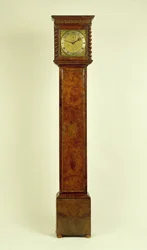Ořechové hodiny Charles II s dlouhým pouzdrem, od Charlese Grettona (fl. 1672-1733)
