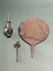 Měděná vlásenka, kolýriová tyč s hrncem a zrcadlem, Mohendžodáro, 2300-1750 př.n.l.